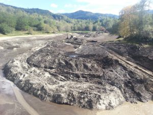 LAC DU LAURENTI - TERRASSEMENTS SOUS LE BARRAGE POUR ACCES REPARATIONS